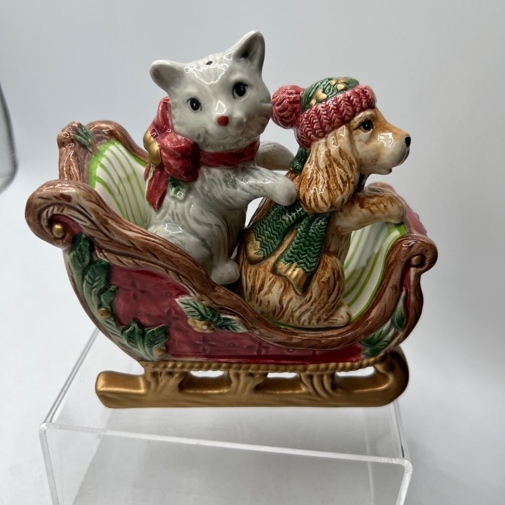 1995 Fitz & floyd Christmas dog And cat salt And pepper shakers In sleigh / vint